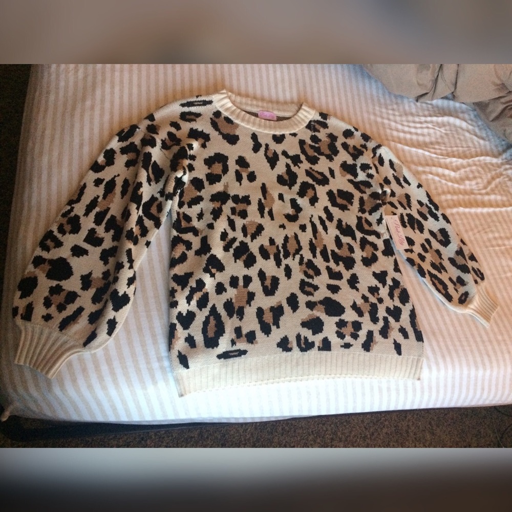 NWT Pink Lily Women’s M Leopard Sweater
